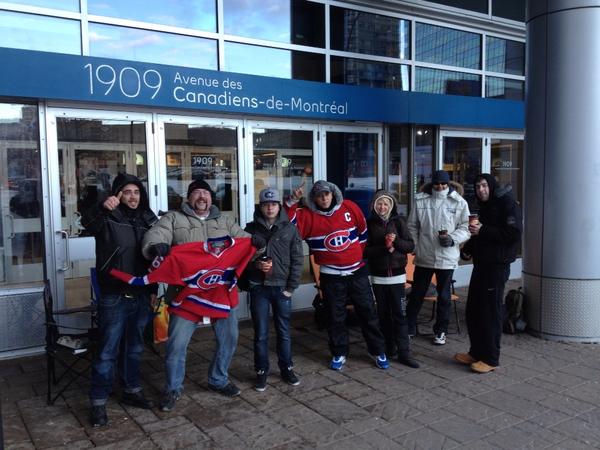 danytrcotte's tweet photo. Pas rancuniers…“@Brassardd: file devant le Centre Bell pour le match inter-équipe du #CH de ce soir. #cbmlm http://t.co/oXAtptQa”