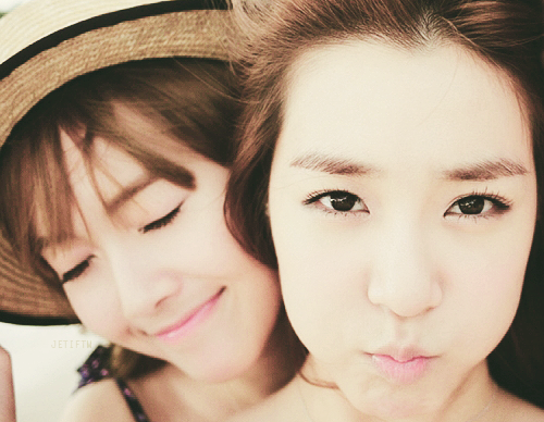 Jessica89_VIP's tweet photo. JeTi <3 @TIffanyHwangVIP :3 http://t.co/RBzkzfzh