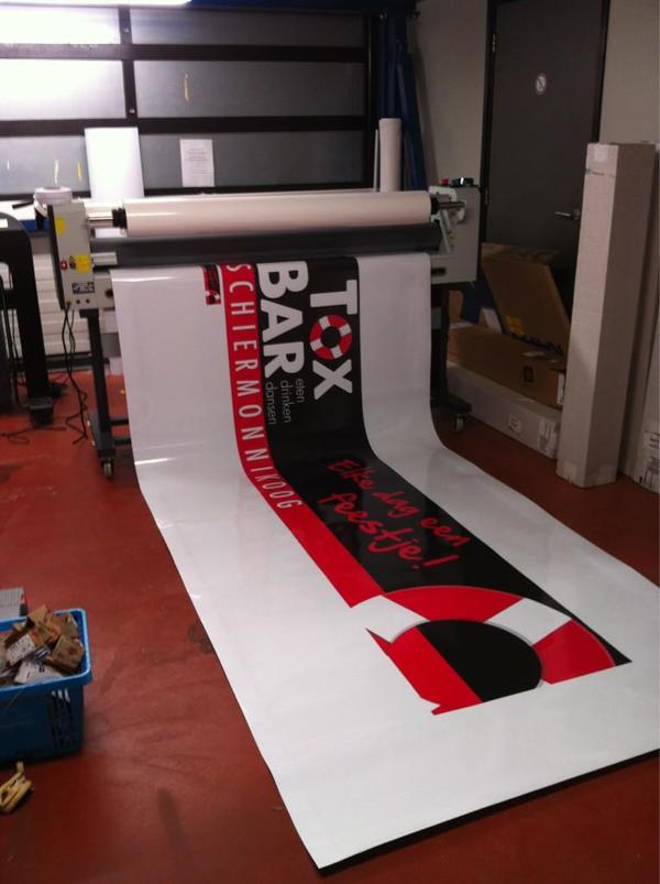 De #Toxbar kan weer jaren vooruit met dit nieuwe sponsorbord.
