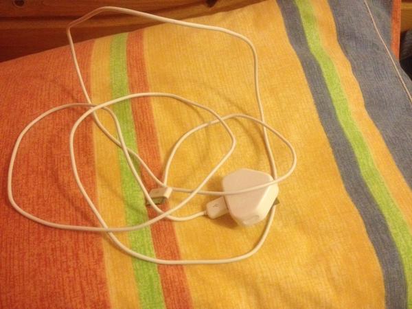 Douglaslindsay3's tweet image. Yes!! Finally I can lay on my bed the way I want, without a hassle #longcable