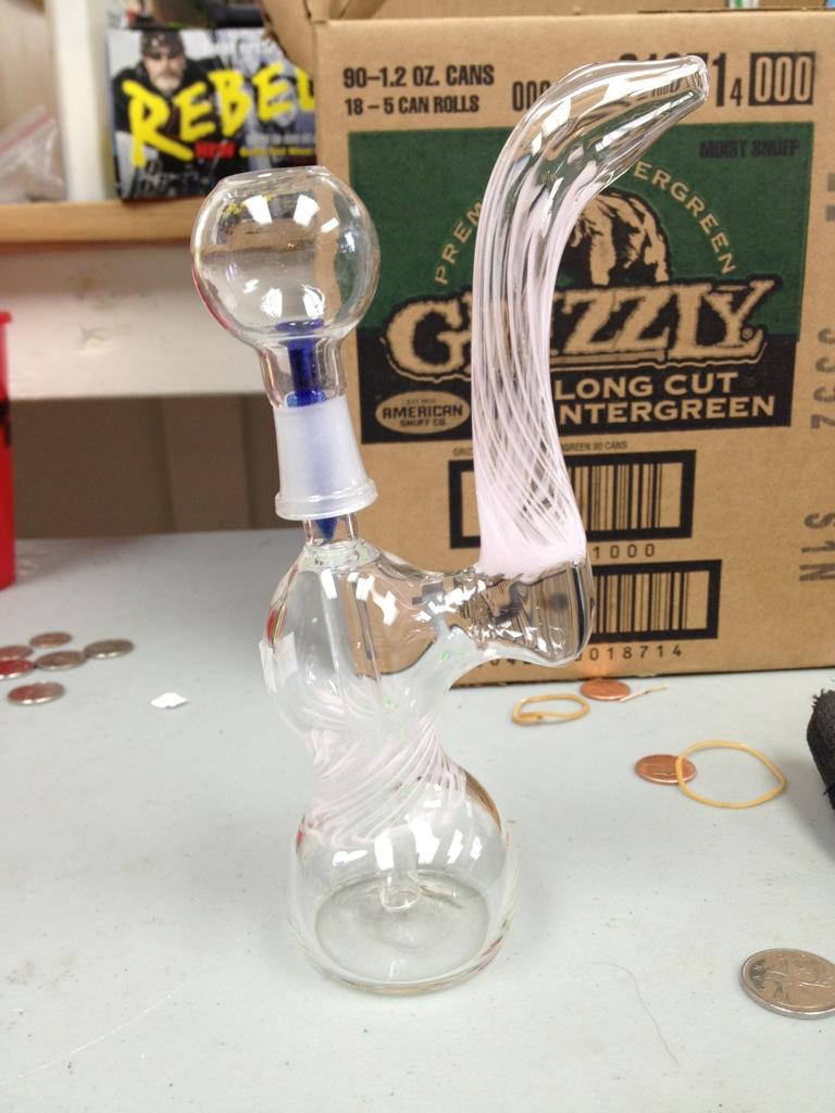Sunnieee18's tweet image. How exactly do yu smoke outta this.. ? Is it missing something ? #stoners #pipeproblems @TheStonersWho @PokerStoned