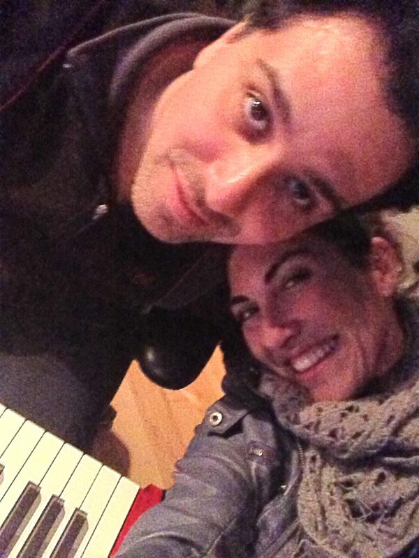 DennisFito's tweet photo. Lo prometido es deuda aquí con @anavictoriatwit moqueteando el nuevo disco :) http://t.co/myucAAMM