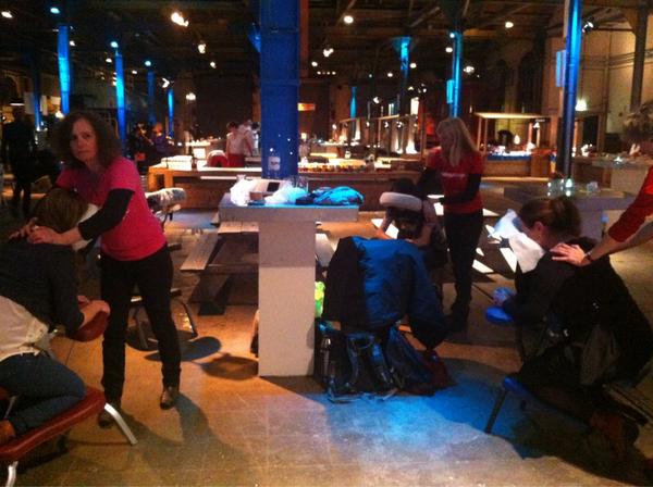 Stoelmassages geven aan #technischevrouwen #VHTO #inderijtuigenloods