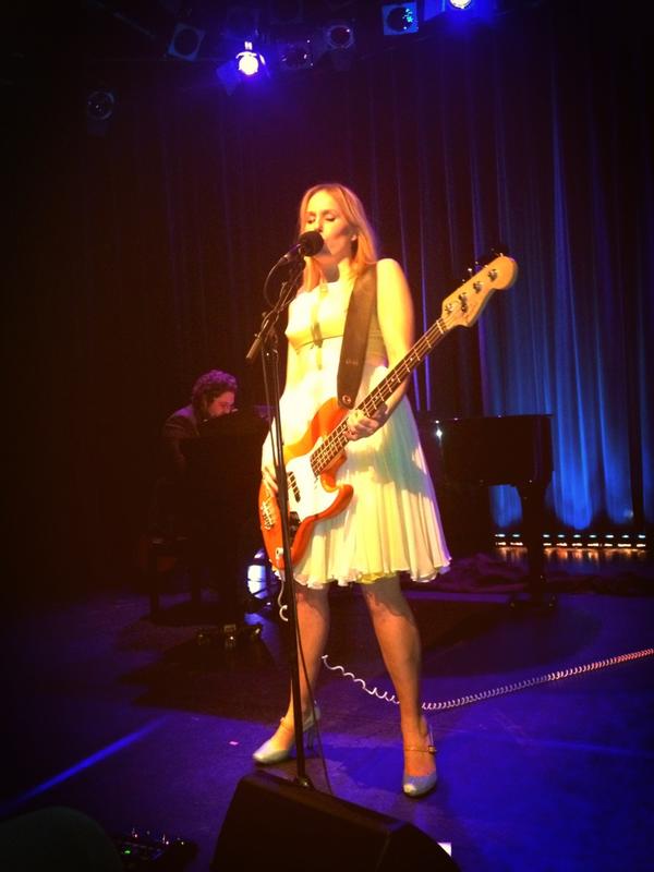 RT <a href="/MissAmarone/">Nadine Landman</a> Genoten van @Hademini en @mikebodde De juiste combi De Duits/Franse/Engelse nummers bezorgden kippenvel!