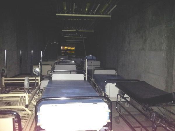 El gerente dl <a href="/hospdegetafe/">Hospital de Getafe</a> ordena escondr camas mientras tienen a los pacientes en el pasillo de urgencias. #verguenza