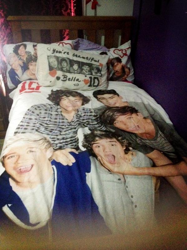IsabellaaRosee's tweet photo. @ComeAtMeTommo They're a bit crinkled But this is what mum got me! Bet you wish you could sleep with me now ;) http://t.co/L8mhe1NQ