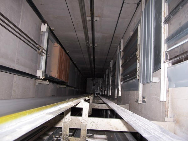 엘리베이터 문에 기대지 마세요! 문 뒷쪽은 낭떠러지 입니다.