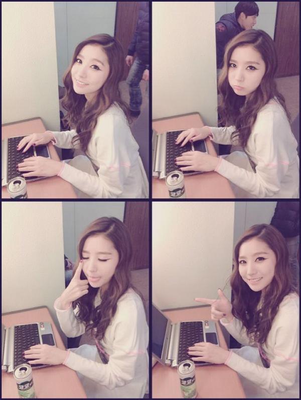 chHELLOVENUS's tweet photo. [오늘뭐해] 오늘 이곳은 뮤직뱅크 대기실~♥ 리허설을 기다리며 막냉이는 잠깐 메일확인중이예요~ 여러분들은 지금 어디에 계세요? 오늘 뮤직뱅크는 봐주시는거죠???♡ ^0^ http://t.co/OeH3UbAG