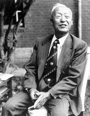 해방 후 친일세력들은 기득권 유지를 위해 국내 기반이 없던 이승만을 활용한다. 이승만은 독선적, 탐욕스런 인물로 임시정부에서 축출되었고 이 때문에 반일과 항일을 말하면서도 실질적 기반은 친일파에 두게 된다.