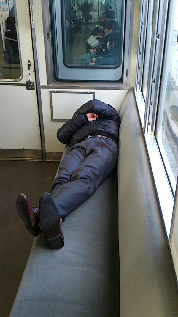 2525_ry's tweet photo. 『今日の朝、電車のなかで』 
横になって爆睡してる人がおった 笑 http://t.co/qWqZDN9W