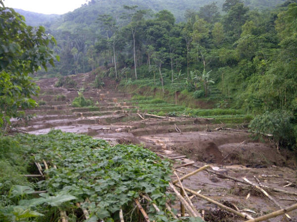 ACTforHumanity's tweet photo. via @cepi_33 Bencana yang tidak terekspos - Kp. Parigi, desa Cibodas, kec Pacet.#PrayForCipanas http://t.co/z2HwRsDb
