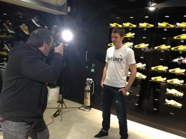 pumafootball's tweet photo. Behind the scenes look at our #NatureOfPerformance photo shoot with our very own #ControlFreak Michael #Carrick. http://t.co/K47uSOS1