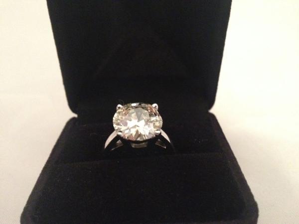 NikolasPatrick's tweet image. 5ct Round Brilliant set in 18k White #Gold #Ringhttp://bit.ly/VeGYni