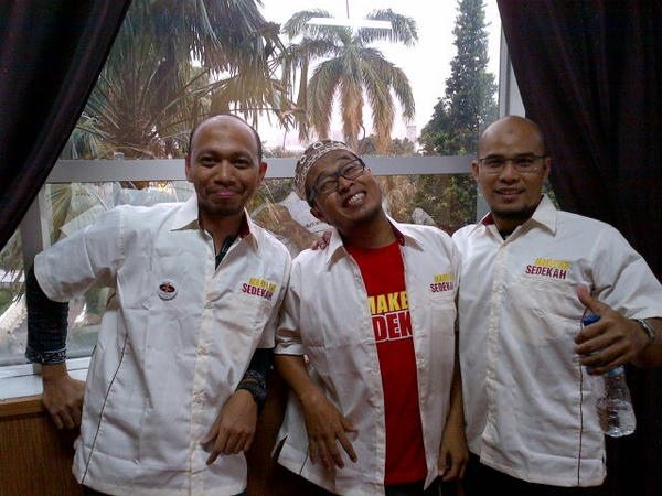 masmono08's tweet photo. Aseli kereeen.. ►@AndySukmaLubis: agent @MakelarSedekah dengan seragam #Milad1MS...BERKAH.. cc @tonytrax @ang_gaang http://t.co/7Z4kWXgt"