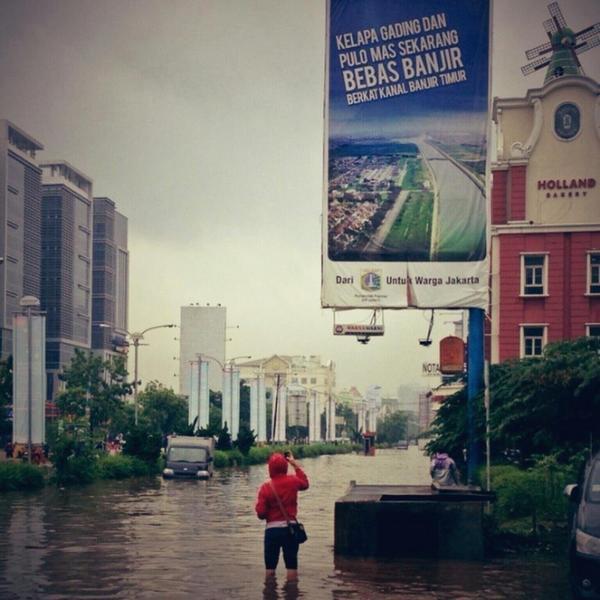 Ini apa maksudnya? Baca reklamenya sob ! Nyatanya tetap Banjir..