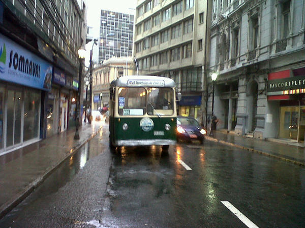 TeAmoValpo's tweet photo. A los 60 años del Trolley bús, el pasaje para el adulto mayor vale $150 un ejemplo http://t.co/LOWa7Q6ZEl… http://t.co/HEWtT9e7