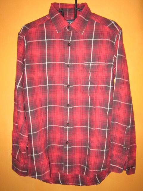 ferindustries's tweet photo. MH1S (uniqlo) #best merah dan corak gari hitamnya, size s, ketampanan anda akan naik 10% dari biasanya. (90k) http://t.co/1jomwGXg