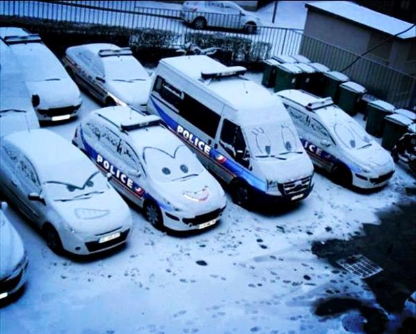 Grimesygrimes's tweet photo. Slow SNOW day at the "Cop Shop"
#Funny #Snow #Police http://t.co/qSaf0CZM