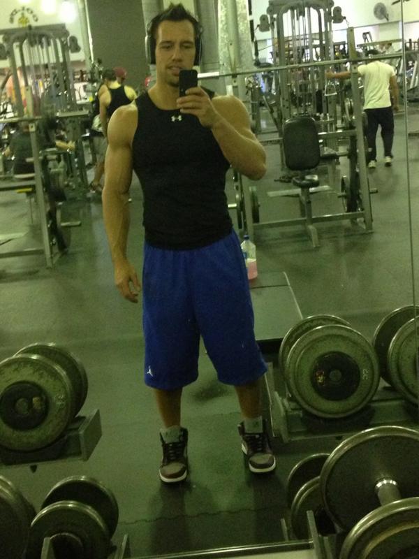 thejohnnycastle's tweet photo. I found a gym to kick it in... http://t.co/hfdvCQn6