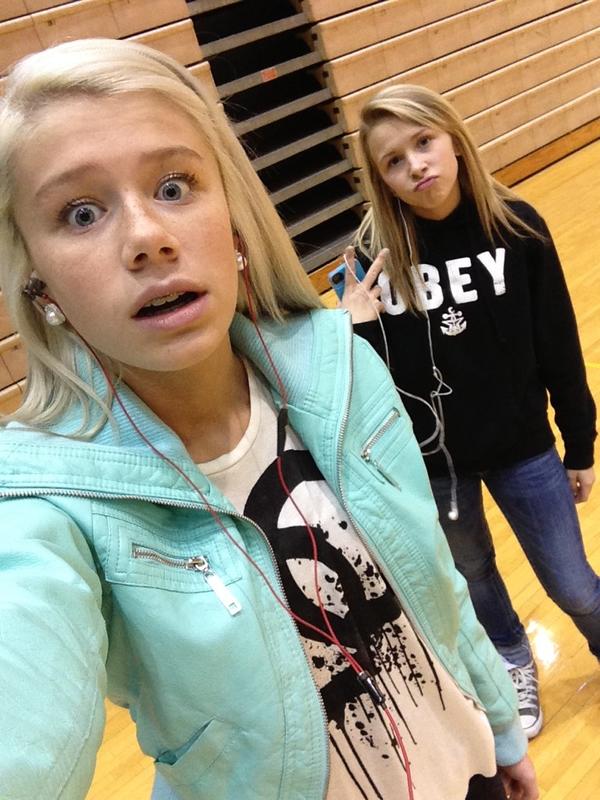 cassidyy_shea's tweet image. no dress for us today #indianrun #rathernot @morgaaaaan__ 😛😊