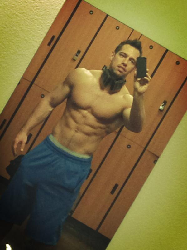 thejohnnycastle's tweet photo. Finished up my workout gonna eat and then head back to expo too see everyone... Here's another pic 😉 http://t.co/2n3TmfmJ