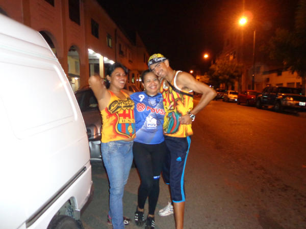 kaina_18's tweet photo. Mis amigotes barcelonistas y brutitos jajaj http://t.co/2SY8CjIv