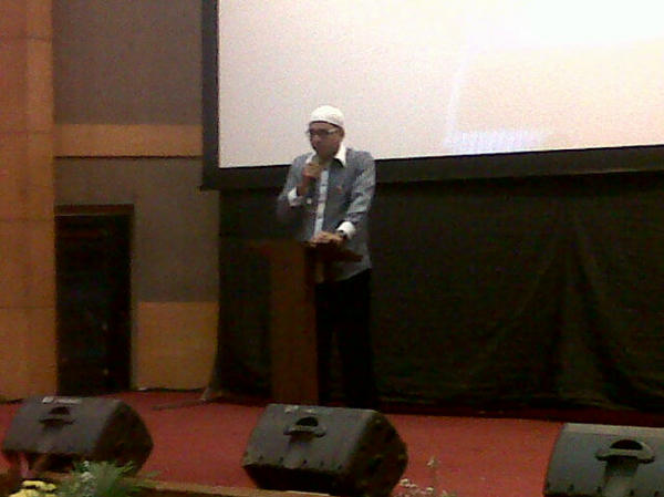 masmono08's tweet photo. ►Kenang2an #Milad1MS : Pembacaan Ayat Suci Al Quran surat Ar Rahman oleh Muhammad Yunus #MSSemarang http://t.co/l2aSxnKa"