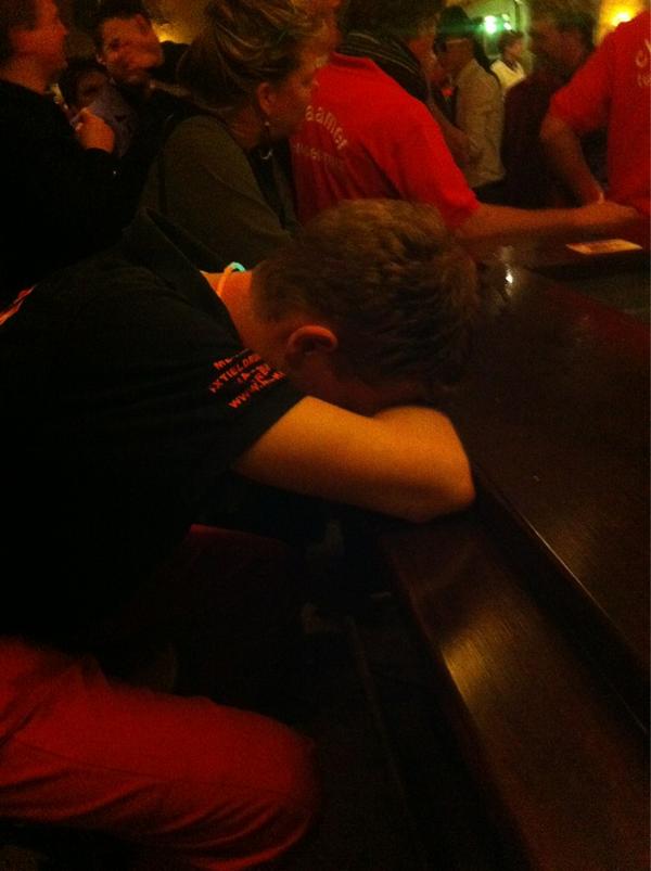 uitslaopers's tweet photo. Niet iedereen was blij met de uitslag http://t.co/5DePASjU