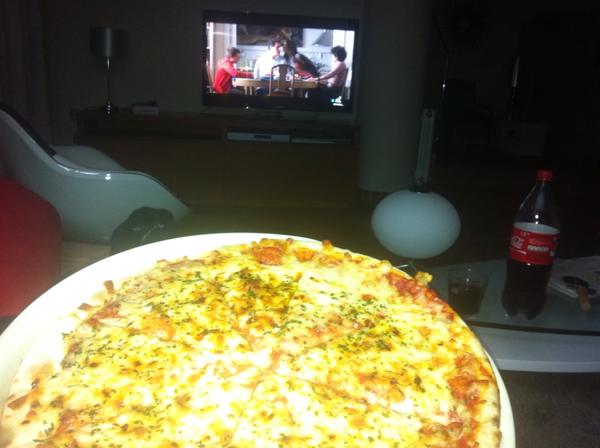 AlejandroRahona's tweet photo. @montsepuchades pizza y una de esas pelis tuyas en divinity.. Como te gusta #perdonasitellamoamor http://t.co/Cl4ihyMv