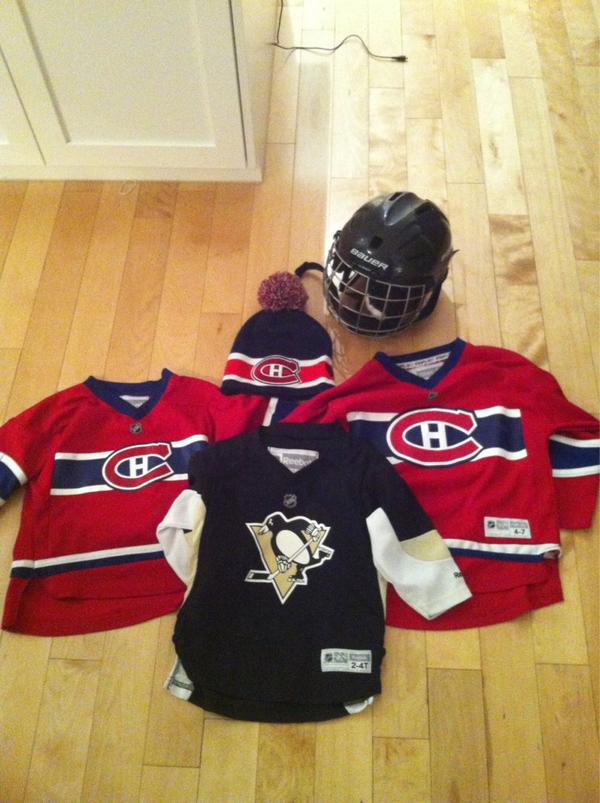 mariejoelllle's tweet photo. le hockey recommence pour ses 3ans, thomas yest tout enarver pis ya preparer son stockk!!! #tropcute http://t.co/a2Up9kgF