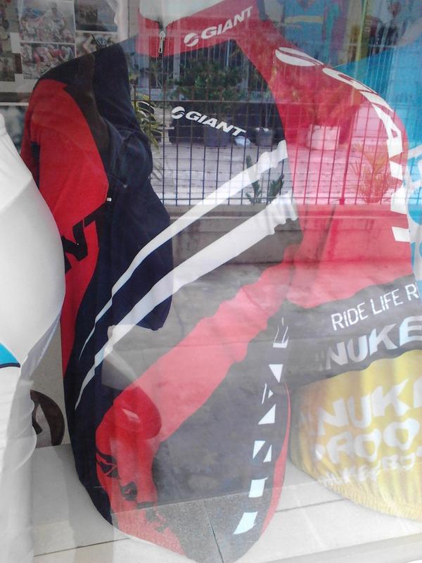 Jersey Team Giant Red Black 2013! grab it only 65 k, short sleeve :)