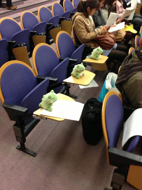 えい 大学のゼミ説明会をポケモンの エルフーンのみがわりぬいぐるみ でみがわりした学生たち 笑