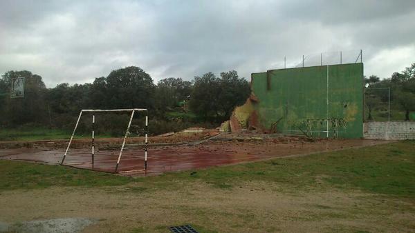 Ssegurilla's tweet photo. Gran vendaval la pasada noche http://t.co/uy7XeEgo