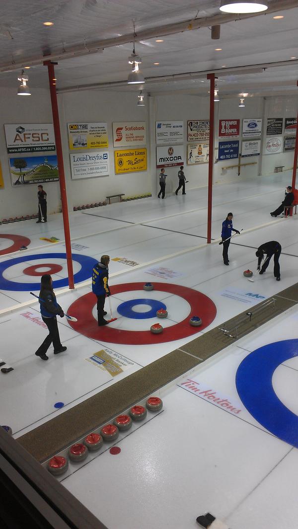 C_hodgy's tweet image. Looks like @JocelynPeterman gained 30 pounds this game. #3jackets #noteventhatcold #probshouldgain30