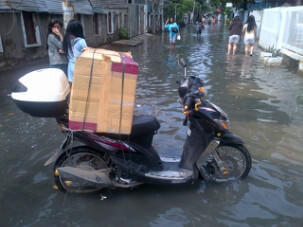 RARECARitem's tweet photo. Spec.Rare item WTS: 6FL genio 4estilo,tak ada kata BANJIR on time(y) delivery OM JAKA http://t.co/e6FJBcwm