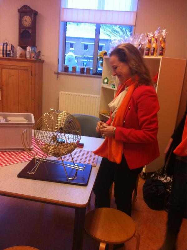 BiancaPranger's tweet photo. Wij zijn er klaar voor! Bingo bij Dorus: vrijwilligersdag @RaboSTOS http://t.co/luHdxXLw