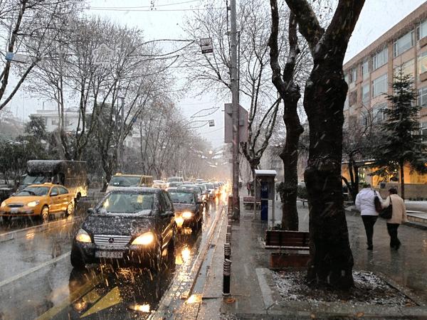 iCadde's tweet image. Bağdat Caddesi kar yağışına teslim olmak üzere...