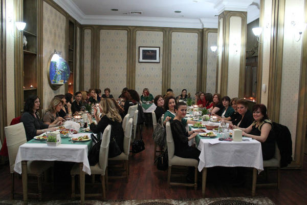 KADINGIRISIMCLR's tweet photo. Komitemizin düzenlediği Dayanışma Yemeğine ilgi çok yoğundu.Kadın Girişimcilerimz birlik ve beraberlik mesajı verdiler http://t.co/A5w8TFfN
