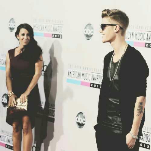 leiasauruss's tweet photo. La mirada de Pattie lo resume todo en una sola palabra: 'Orgullo'. http://t.co/UngNCCDp