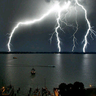 ArabsPicture's tweet photo. البرق قد ينير مدينة بأكملها ،،، سبحان الله http://t.co/Hmk4nFaz