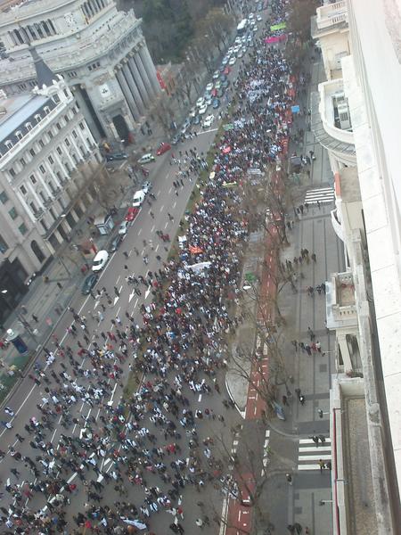 atlante83's tweet photo. Madrid sale a la calle en defensa de la Sanidad Pública #SanidadMeLaQuitanDeLasManos http://t.co/erKJkFA2 vía @Fotospanishrev