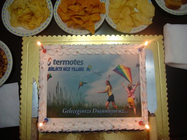 Yılbaşı Partimiz de pek güzeldi, pastamızı da yedik.