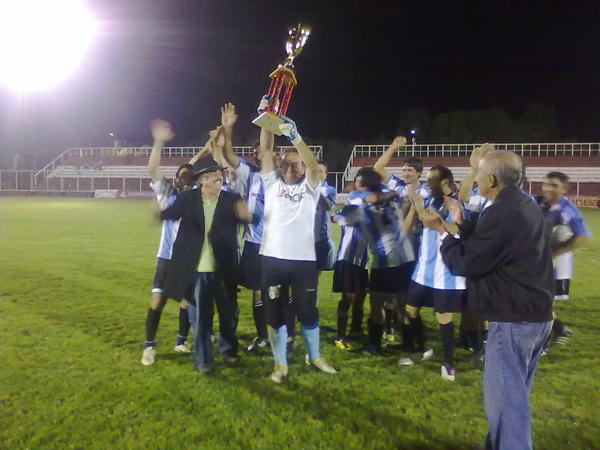 ColbunNoticias's tweet photo. Colbun venció a estudiantes de Longavi en serie 45 declarandose campeon http://t.co/0Nxb5eut
