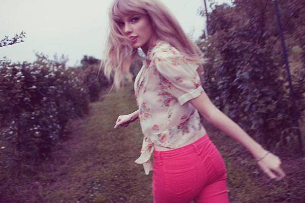 RateOutOfTen's tweet photo. RATING OUT OF TEN FOR TAYLOR SWIFT? http://t.co/trINRV5J