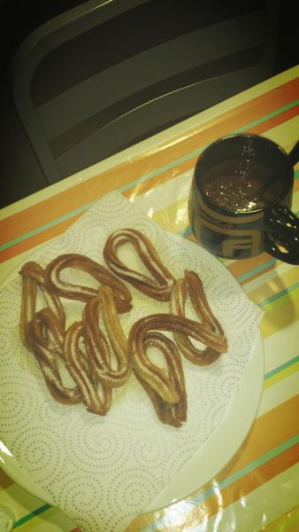OrusLara's tweet photo. Para rematar las fiestas un chocolate con churros en familia!q tengáis un buen comienzo de semana!! http://t.co/fEtUeRU3