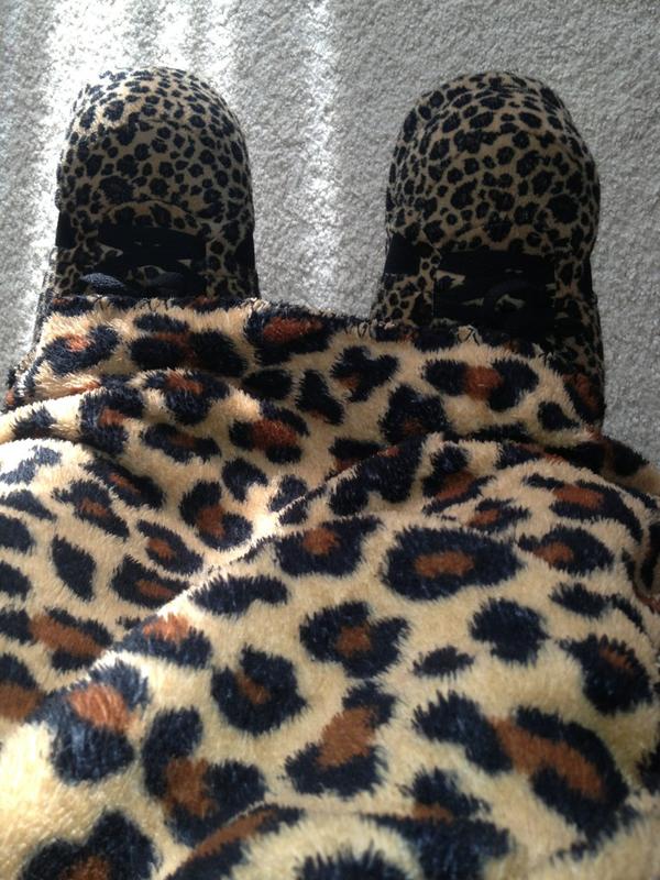 jessannello's tweet image. cheetah on cheetah 😍🐯 #Snookislippers #FuzzyBlanket