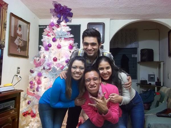 ClauRdzA's tweet photo. con @danielfeliix @Maky_Enriquez  y Rafa, asi celebramos nuestro día ah y el de los reyes :P http://t.co/jHU1gPYk