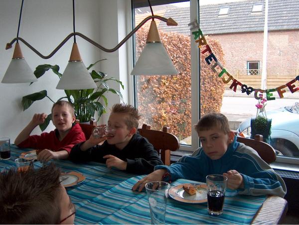 Rademacher_'s tweet photo. "@DuncanGibbels: @Rademacher_ @Bemelen_ hoezo al lag familie! http://t.co/DmVBYpSQ"