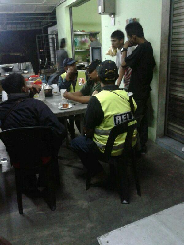 RelaPenang's tweet photo. RT @tizkah Aggota RELA Kg Tun Sardon bkerjasama dgn anggota polis dlm misi mmburu banduan yg lari semlm http://t.co/pMEL1aWQ