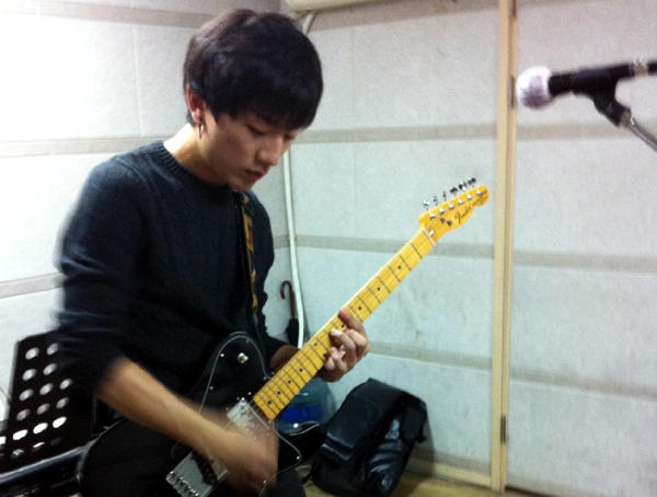 [생축] 오늘은 #쏜애플 리더이자 목청인 윤성현님 생일입니다~ 격한 축하 부탁드려요:) 8 Jan is the singer of Thornapple, S.H.Yoon's birthday! Congrats!